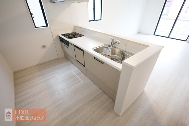 【その他設備／現地完成写真】広々としたシステムキッチン。シンクには便利なシャワーヘッド、伸びるタイプの水栓が標準で設置されています。3クチのガスコンロで、お料理がしやすいです。