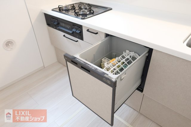 【キッチン／現地完成写真】対面式キッチンカウンターでご家族とふれあいながら料理が出来ます。スライド収納で大きな調理器具もラクラク収納できます。便利な食洗機も標準仕様で設置済です。