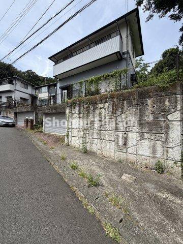 大切なお車を直射日光・風雨から守れる並列駐車可能なガレージハウス！　ぜひお車のサイズ等、ご確認下さいね♪