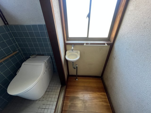 洋式トイレと手洗い