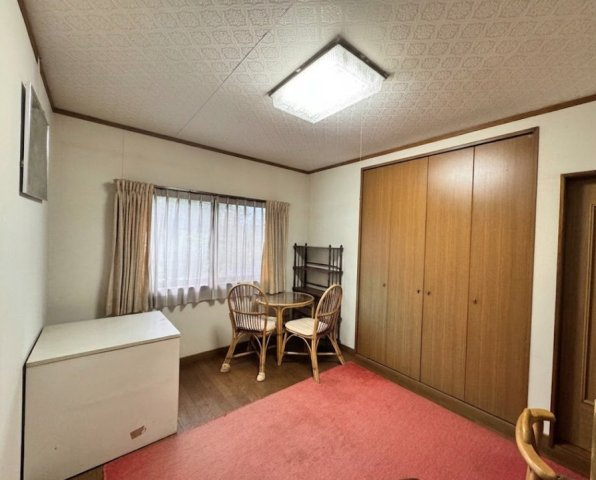 落ち着いた雰囲気の洋室は、主寝室や個室として使いやすい空間。収納スペースも確保されており、お部屋をすっきりと保てます。窓からの採光もあり、明るさと落ち着きを兼ね備えた居室です。