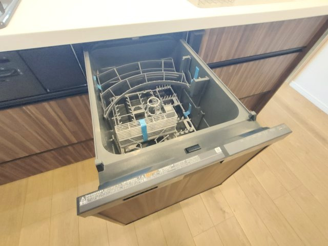 【食洗器】　手肌に優しく、家事の時短にもなる食洗機を完備。