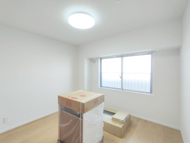 【洋室約6.2帖】　ゆったりサイズの洋室は、主寝室にいかがでしょうか？
