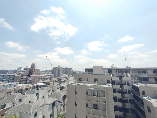 【眺望】　晴れた日には、一面に広がる爽快な青空を堪能していただけます。
