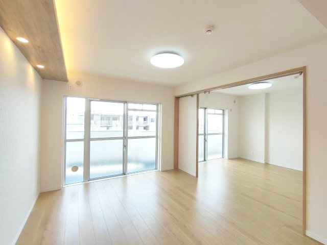 【LDK約12.9帖】　リビングに隣接する洋室の建具は引込み戸を採用。用途に合わせて空間をフレキシブルに活用できます。