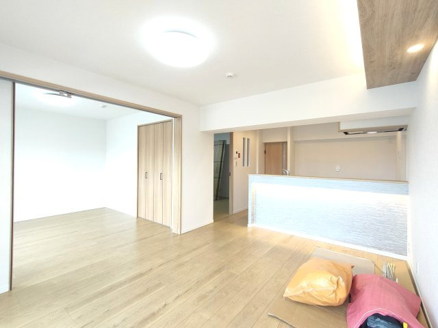【LDK約12.9帖】　明るい雰囲気のリビングは家族の笑い声が聞こえてきそうな程、心地の良い空間を演出してくれます。