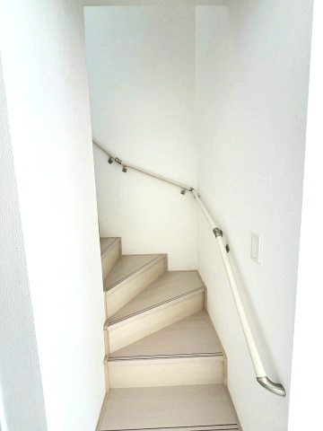 現地写真。2階へ上がる階段です。手摺もついて安全ですね。