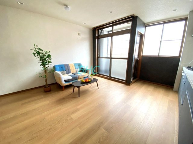 リビングは20.2帖の快適空間。開口部からは陽光が差し込み、室内を明るく照らしてくれます。
