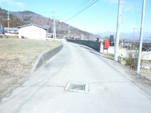 【曲輪田売地102.71坪の前面道路含む現地写真】
