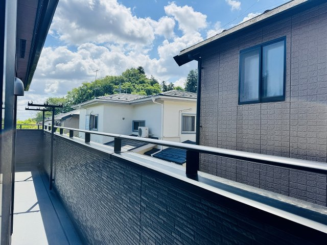 ～南向きで陽当たりの良いバルコニー　3部屋からの出入りが可能です～