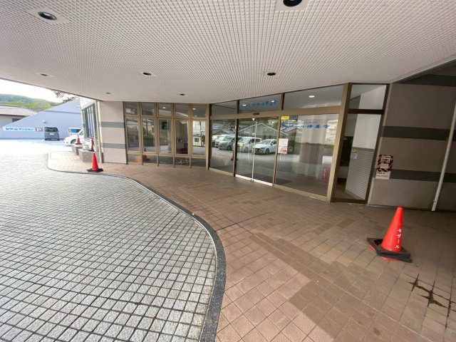 ホテルのエントランスのようなアプローチ部分です。