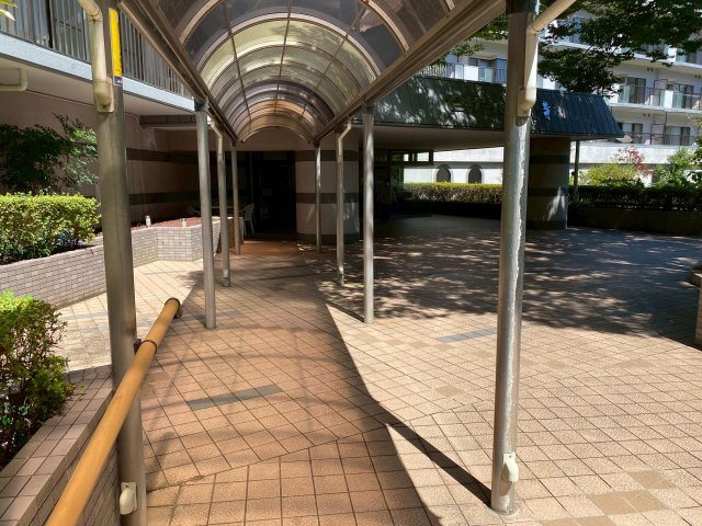 5階でA棟からB棟に移る共用通路です。