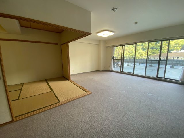 広いリビングダイニングには和室も併設