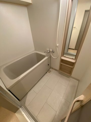 ゆったりとした清潔感のある浴室です。