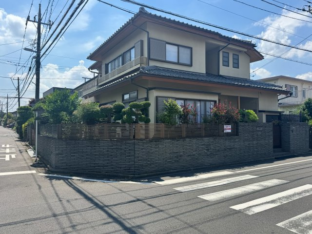 ゆとりある前面道路で駐車も楽々です。