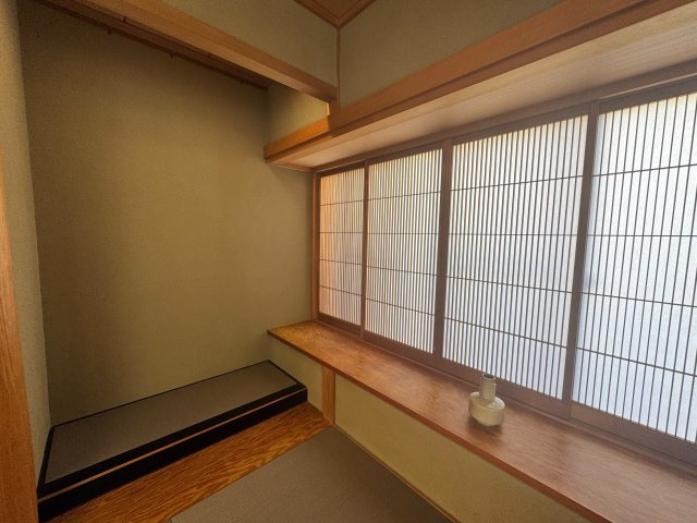凛とした静寂が心地よい本格的な和室です。障子から透ける柔らかな自然光が、奥行きのある床の間や美しい木目の書院を優しく包み込みます。