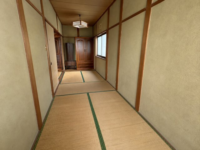 畳敷きの縦長の和室は奥行きを感じられる落ち着いた空間です。寝室や客間としてはもちろん、畳をフローリングへ変更して洋室として活用するなど、リフォームによって暮らしに合わせたアレンジも楽しめます。