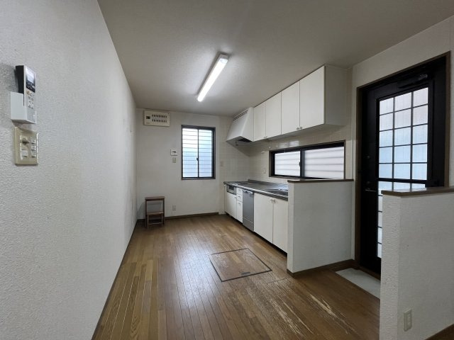 勝手口と窓付があるので明るく、毎日の料理も快適です。