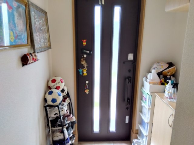 備え付けのシューズボックスがあるので収納がたっぷりあります。靴をしまって玄関をすっきりと使えます。