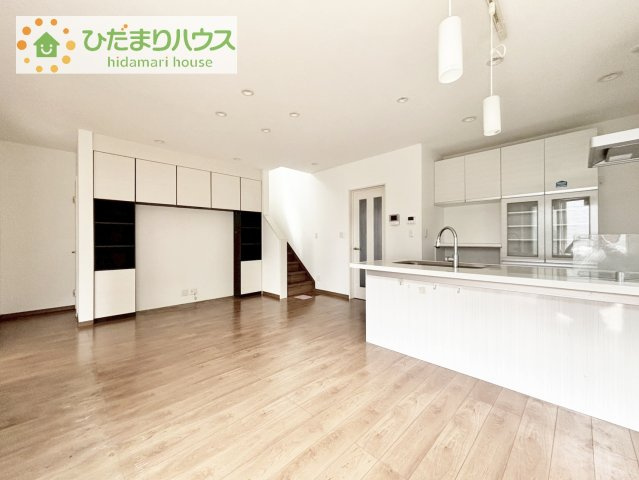 テレビ置き場には収納棚が設置されており、オーディオ機器や本などをしまうのにピッタリです