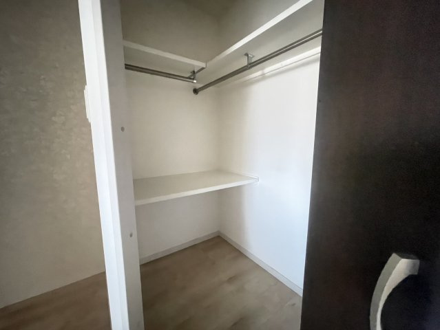 ゆとりの広さを確保したウォークインクローゼット。ハンガーパイプと棚が設置されており、衣類はもちろんバッグや小物も整理可能。収納力が高く、室内をすっきり保てます。使い勝手の良いレイアウト。