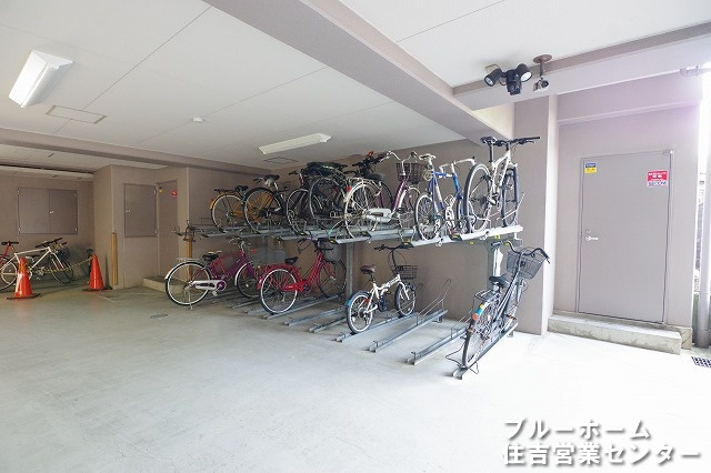 屋内駐輪場です！