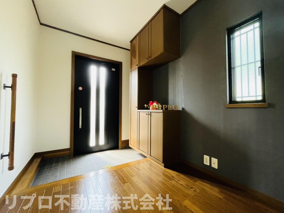 玄関は広く重厚感があります