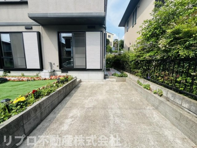 駐車スペースです　前面道路は公道5.0ｍ