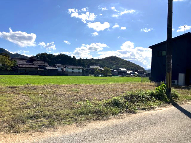 間口が広く、活用の幅が広い土地です。