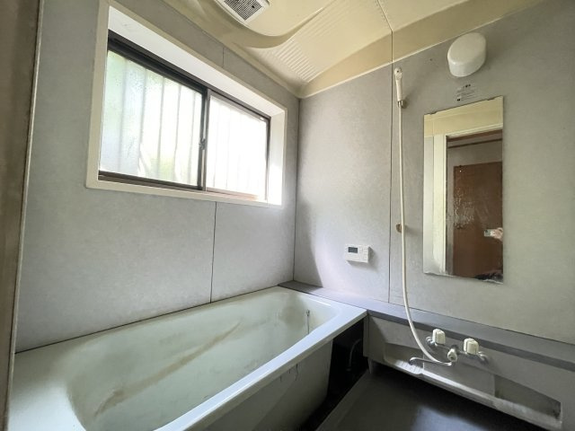 お風呂場に窓がついており、換気のとれるお風呂場になります。