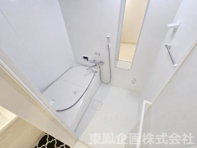 明るく清潔感のあるバスルーム。※実際の写真から家具を消すCG加工をしています。