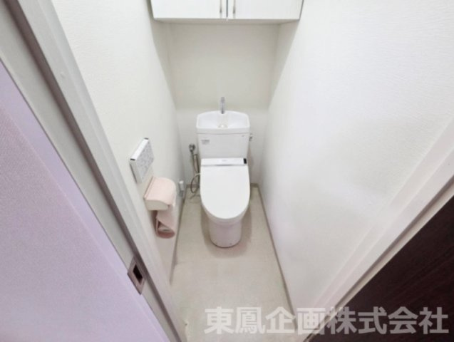 後方にはトイレットペーパーや掃除用具のストックに便利な棚付き！