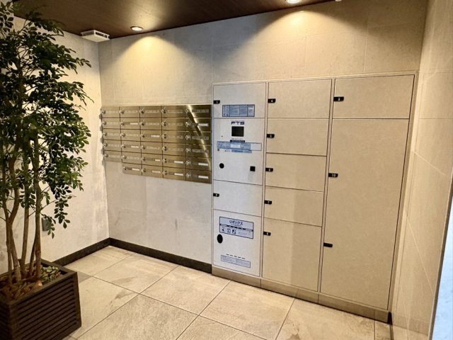 宅配ボックスをあり。大型の荷物にも対応でき、外出の多いご家庭にも便利な設備です。オートロックとインターフォンと連動しており、お知らせ機能あり。