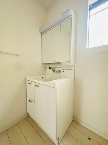 毎日の身だしなみチェックに便利な3面鏡！鏡の裏側はたっぷりと収納スペースになっており、ごちゃつきがちな水回りの小物や生活感もすっきりと片付く快適な洗面スペースです。