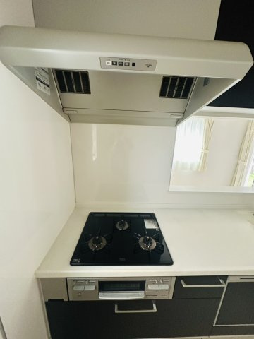 複数のお料理を同時に手際よく作れる便利な三口コンロ仕様！さらに、プロパンガスならではのパワフルな高い火力も魅力で、毎日の調理がぐっと楽しくスピーディーに仕上がります。
