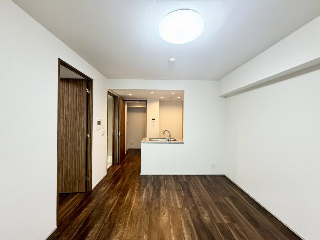 通風・採光に優れ、心地よい光と風が溢れています。　贅沢で豊かな居住性と、プライドを満たすクオリティが見事に調和した住空間。新築ならではの快適なひとときをご体感頂ける筈です。