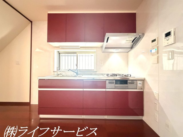 システムキッチン／換気に便利な窓有