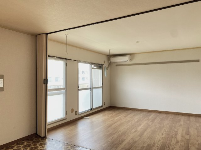 明るいLDKはホスクリーン付で、洗濯物を干すのに便利です。