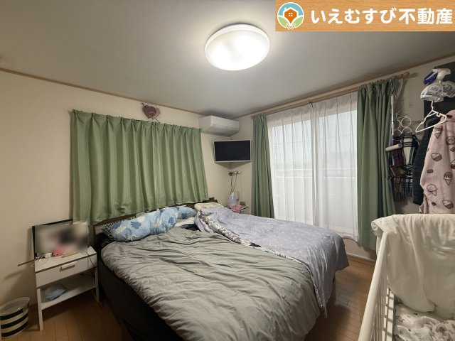 ゆとりの広さの主寝室！　大きなベッドも楽々置けます！シンプルな内装、採光もたっぷりのお部屋♪