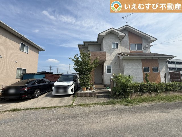 2台駐車可能なスペース完備　しっかり舗装してある駐車スペースで天気が悪く足元が悪い日でも乗り降りしやすい♪
