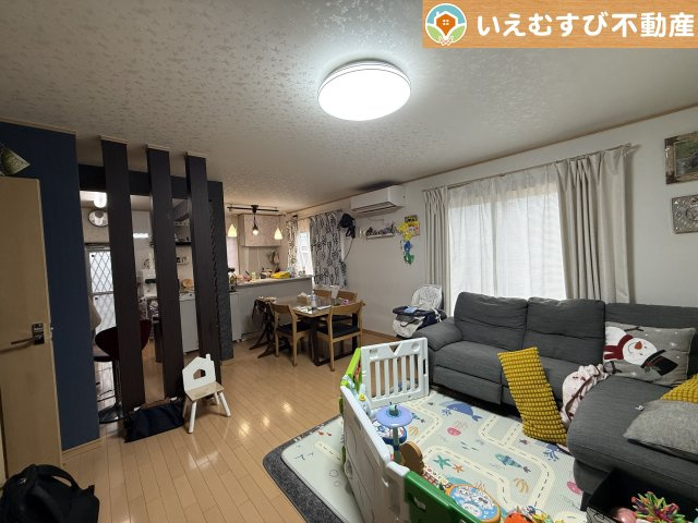 自然光で満たされる明るく開放感溢れるリビング　たっぷりの採光で明るい空間。家族みんなでくつろげます♪