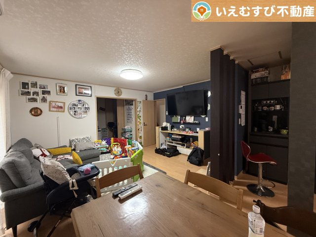 ご家族みんながゆったりくつろげるリビング　ゆとりの空間でくつろいだり遊んだり、家族の時間が楽しみですね♪