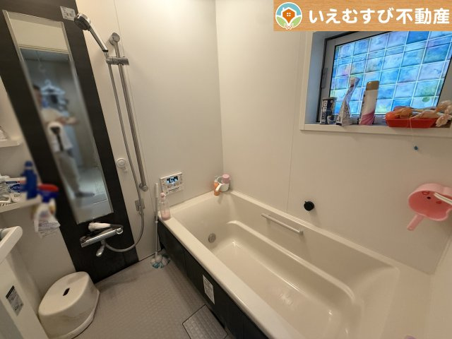 ナチュラルな色合いで落ち着いた空間　優しい色合いでくつろぎの浴室。ゆっくり過ごしながら疲れを取りましょう♪