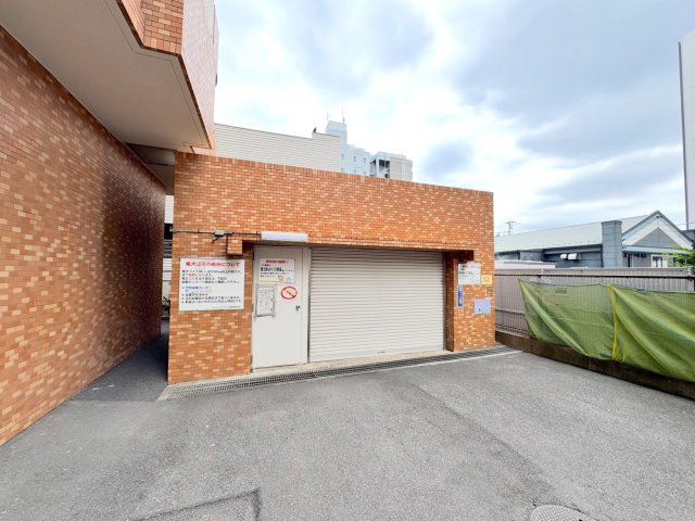 ゴミ置き場　敷地内のゴミ置き場は、清掃が行き届いており清潔に保たれています。毎日のゴミ出しがスムーズに行えるため、お部屋の中にゴミが溜まらず、いつでもすっきりとした住まいを維持できます。