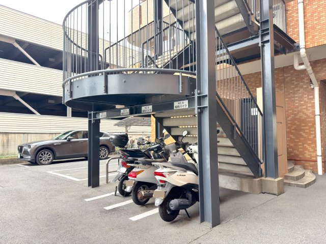バイク置き場　バイクをお持ちの方に嬉しいバイク置き場もございます（空き状況は要確認）。区画がしっかりと分かれており、大切な愛車をマンション敷地内に停めておくことができるので安心感があります