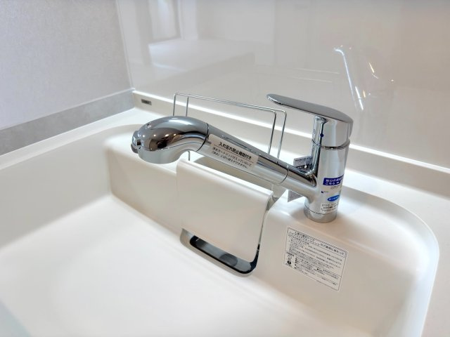 浄水器　キッチン水栓には、いつでも安心しておいしいお水が飲める浄水器が備わっています。ペットボトルのお水を買って運ぶ手間も省け、毎日のお料理や赤ちゃんのミルク作りにも大活躍します。