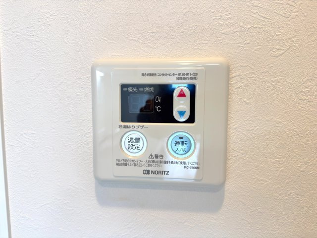 給湯　スイッチ一つでお風呂のお湯張りなどができる便利な給湯システムです。お湯の温度設定も簡単に行えるため、家事の合間でもいつでも快適な温度でリラックスできるバスタイムを楽しめます。