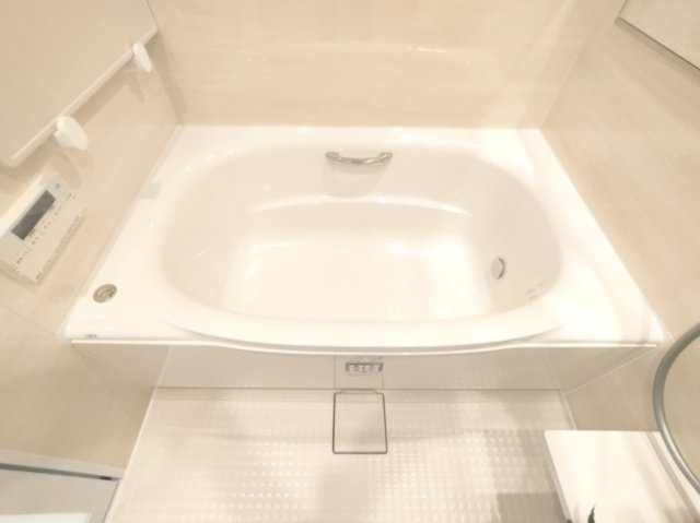 【浴室】　ゆとりのある浴槽で、心身ともにリラックスできるバスタイムを過ごせます。