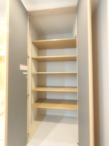 【リネン庫】　リネン庫にタオルや寝具をまとめて収納でき、居室をすっきり保てます。