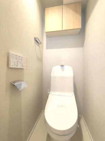 【トイレ】　洗浄機能付きトイレ。上部には収納付で、トイレットペーパー等、買い置きもしやすそうです。